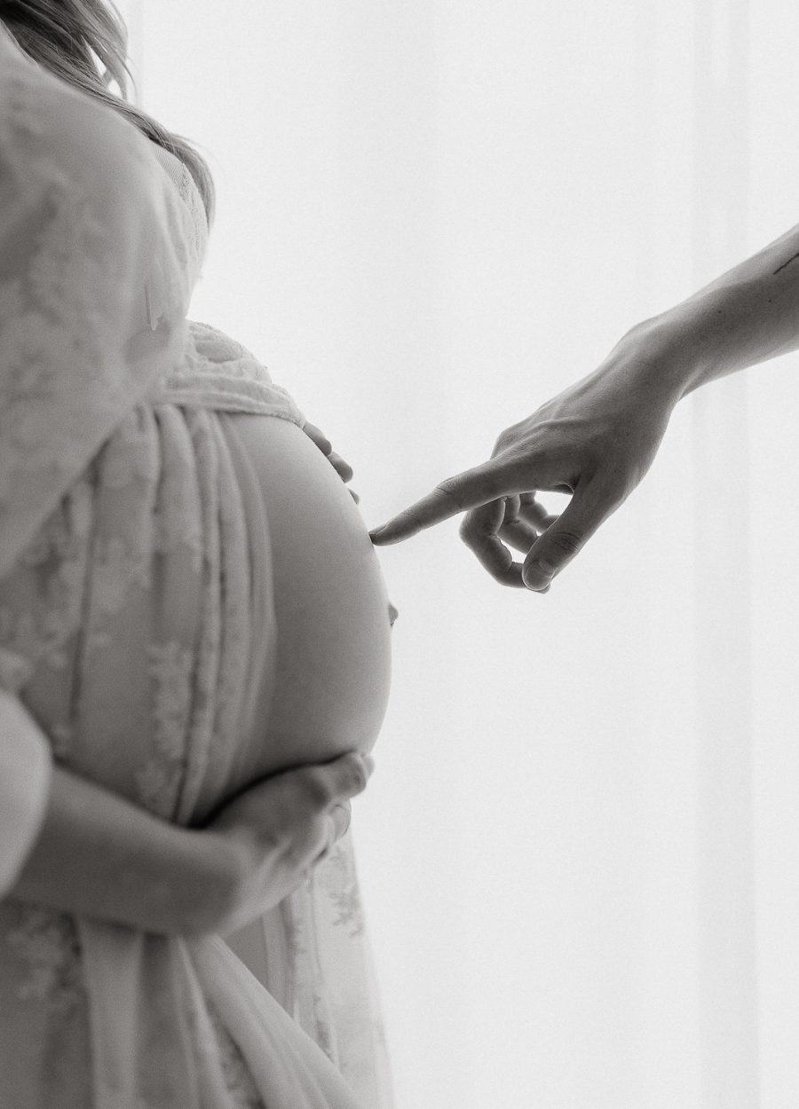 Babybauch_Babyfotograf_Babyfotos_Newborn_Familie_Schwangerschaft_Neustadt_am_Ruebenberge_NEUSTADT-9