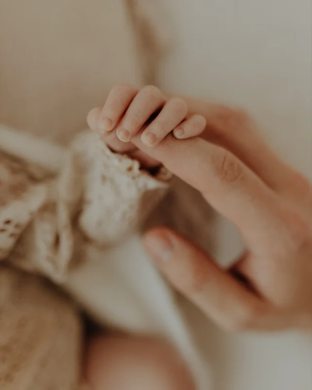 „Alles, was ich brauche, ist deine Hand in meiner – und plötzlich fühlt sich die Welt ein bisschen leichter an.“

#babyfotografiehannover
#newbornhannover 
#babyshootinghannover 
#fotografhannover 
#neugeborenenfotografie 
#familienfotografiehannover 
#babyfotografhannover 
#newbornshooting 
#hannoverfotografie 
#babyfotografie